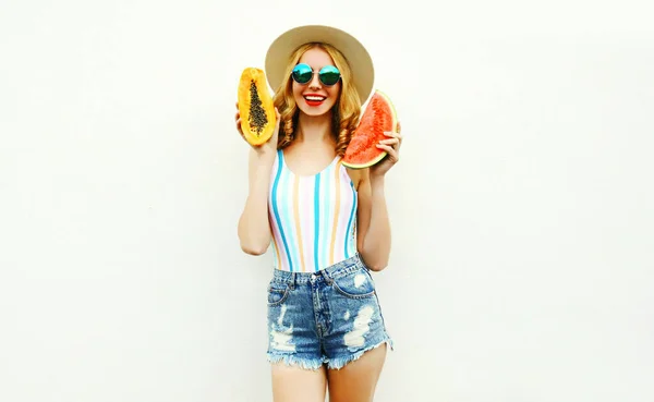 Zomer Portret Aantrekkelijke Glimlachende Vrouw Met Plak Watermeloen Papaya Dragen — Stockfoto