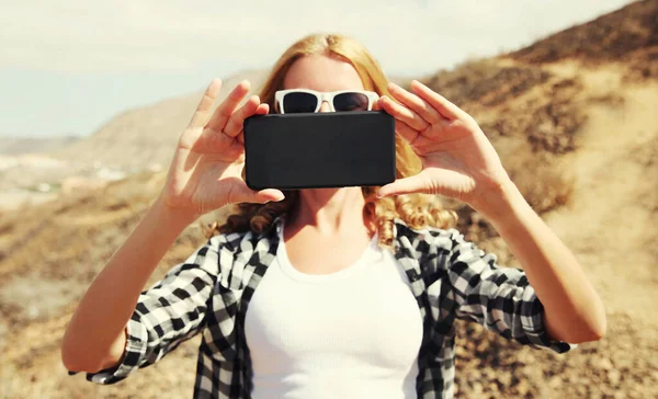Mujer Cerca Tomando Foto Selfie Por Teléfono Inteligente Una Ruta — Foto de Stock