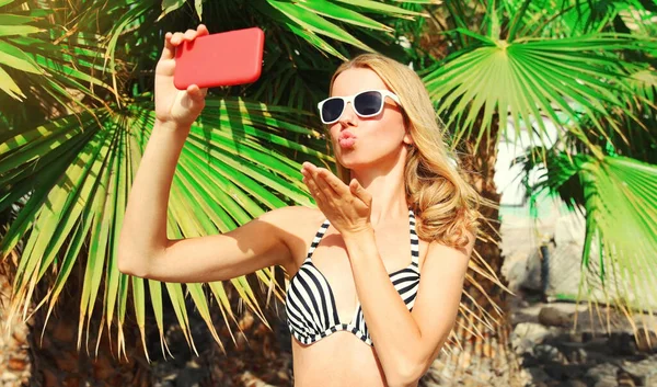 Hermosa Mujer Joven Tomando Foto Selfie Por Teléfono Inteligente Soplando —  Fotos de Stock