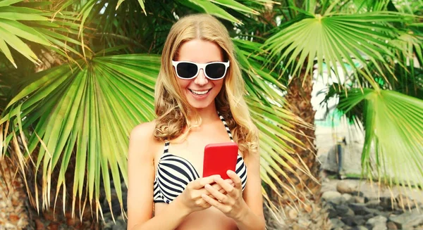 Retrato Verano Una Joven Sonriente Con Smartphone Sobre Fondo Palmera —  Fotos de Stock