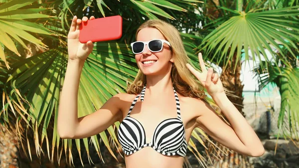 Feliz Sorrindo Jovem Mulher Tirar Foto Selfie Por Smartphone Sobre — Fotografia de Stock
