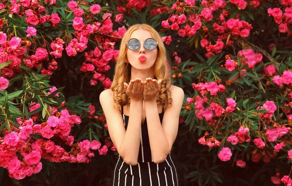 Retrato Moda Hermosa Mujer Joven Soplando Labios Rojos Enviando Beso — Foto de Stock