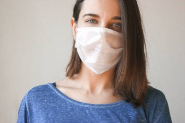 Mikropları, zehirli dumanları ve tozu önlemek için ilaç maskesi takan genç bir kadının görüntüsü. Bakteriyel enfeksiyonun önlenmesi Corona virüsü veya Covid 19.