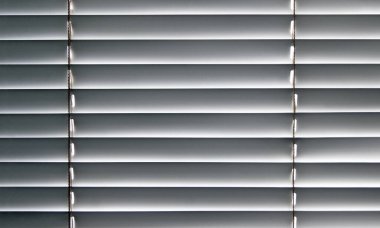 Ofis perdeleri. Modern demir kepenkler. Konferans odasında ışık kontrolü..