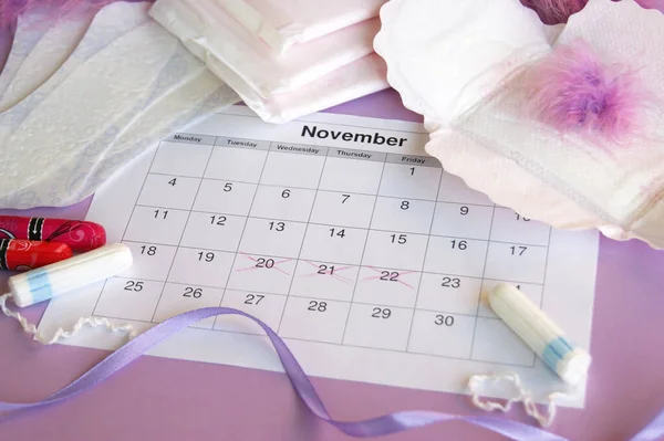 Almofadas Tampões Menstruais Calendário Período Menstrual Com Fundo Lilás — Fotografia de Stock