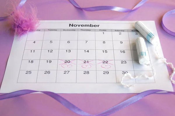 Almohadillas Tampones Menstruales Calendario Del Período Menstruación Con Fondo Lila — Foto de Stock