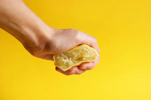 Mão Esmaga Pedaço Limão Fresco Suco Esfrega Limão Azedo — Fotografia de Stock