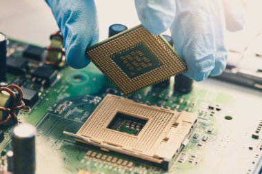 Teknisyen, bilgisayar anakartının soketine bir Cpu döşeyi döşeniyor. bilgisayar, servis, elektronik, donanım, tamir, yükseltme ve teknoloji kavramı.