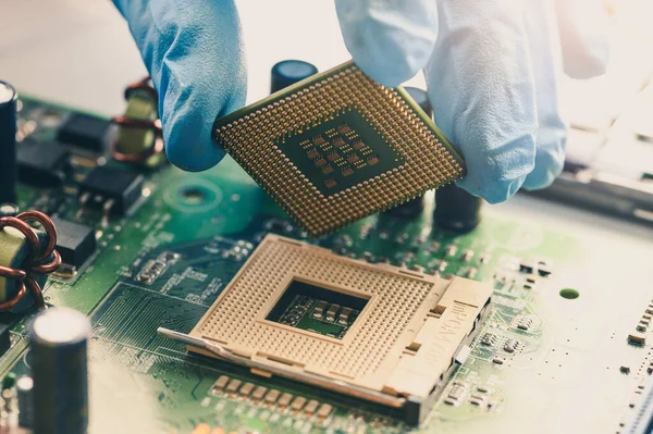 Teknisyen, bilgisayar anakartının soketine bir Cpu döşeyi döşeniyor. bilgisayar, servis, elektronik, donanım, tamir, yükseltme ve teknoloji kavramı.