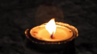 MENGES, SLOVENIA - 10 Ekim 2011: Yanan mum alevi yavaşça odak dışına çıkar.
