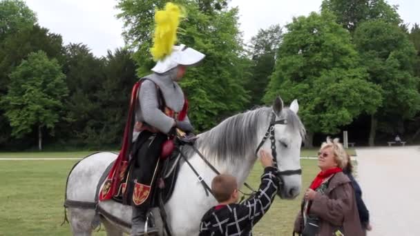 シャンボール フランス 2010年5月27日 城の前の白い馬に中世の騎士シャンボール — ストック動画