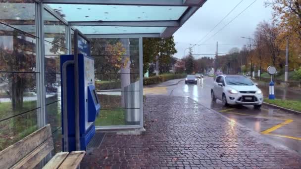 Zurich Switzerland November 2019 Busstationen Regnig Morgon Bilar Kör Förbi — Stockvideo