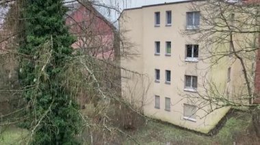 ZURİH, SWitness ZERLAND - 4 Şubat 2020: Kar yağışının başlangıcında, kentsel bir yerleşim yerine kar taneleri bol miktarda düşüyor.