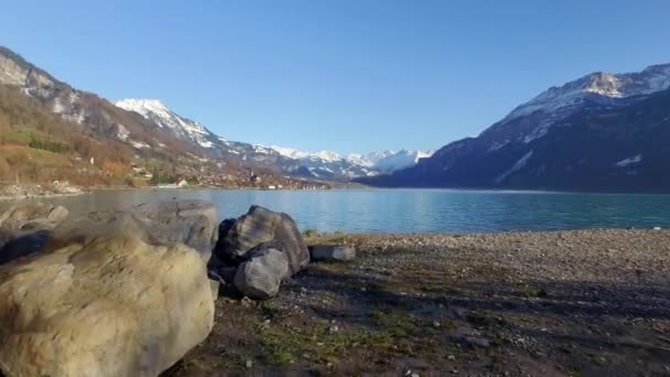 スイス ブリエンツ湖 2017年10月10日 ブリエンツ湖は スイスのベルン州にあるエンメンタル アルプスとベルネーゼ アルプスの間に位置しています — ストック動画