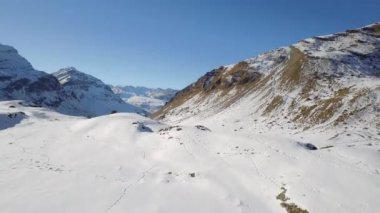 JULIERPASS, SWitzERLAND - 14 Aralık 2015: Julier Geçidi İsviçre 'nin Graubunden kantonunda, 2284 metre yüksekliğinde, Oberhalbstein ve Engadin vadilerini birbirine bağlayan bir dağ geçididir.