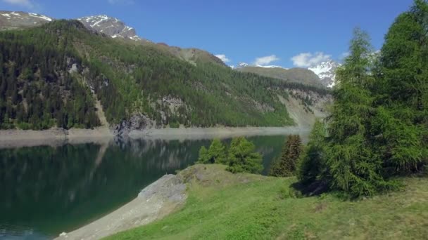 スイス スイス 2015年12月14日 オバーハルベシュタイン渓谷のライ マルモレーラ湖に直行する無人機 — ストック動画