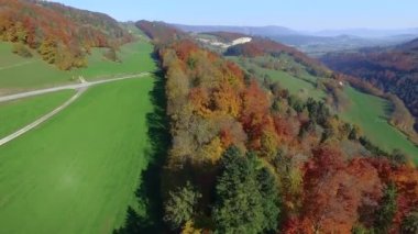 SOYHIERES, SWitzERLAND - 30 Ekim 2015: İsviçre 'deki Jura dağ zincirindeki hava aracı uçuşu manzaralı ve renkli sonbahar manzarası
