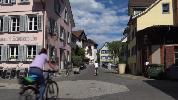 Bulach Switzerland April 2020 Cyklister Rider Genom Gamla Stan Bulach — Stockvideo