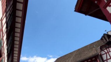 BULACH, SWitzERLAND - 27 Nisan 2020: Gökyüzüne doğru ve eski Bulach kasabasına doğru yarım ahşap ön cepheleriyle güzel dairesel çekim.