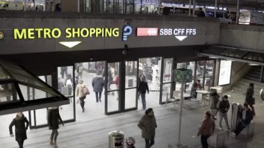 GENEVA, SWitzERLAND - 6 Aralık 2019: Cenevre 'deki tren istasyonunun altındaki demiryolu alışveriş alanına giriş. İnsanlar girip çıkıyor..