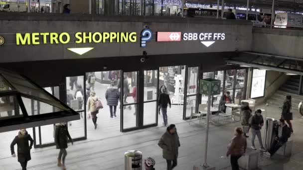 日内瓦 2019年12月6日 进入日内瓦火车站下的铁路购物区 人们进进出出 — 图库视频影像