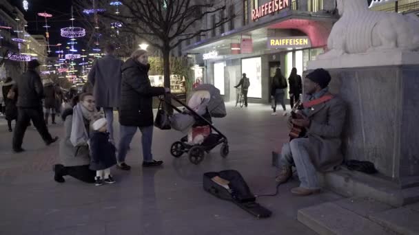 Geneva Switzerland Dezembro 2019 Músico Rua Negro Conversa Com Jovem — Vídeo de Stock