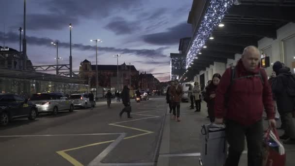 Geneva Switzerland December 2019 Nattfilm Med Människor Som Går Framför — Stockvideo