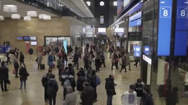 GENEVA, SWitzERLAND - 6 Aralık 2019: Cenevre 'deki tren istasyonunun altındaki metro alışveriş merkezinin içi. İnsanlar yürüyor ve konuşuyor. Kamera aşağı iniyor..