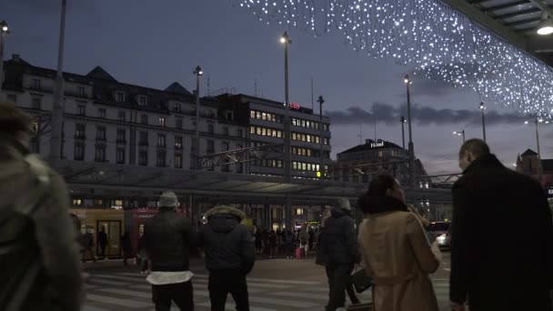 Genf Schweiz Dezember 2019 Eine Nachtaufnahme Von Menschen Die Vor — Stockvideo