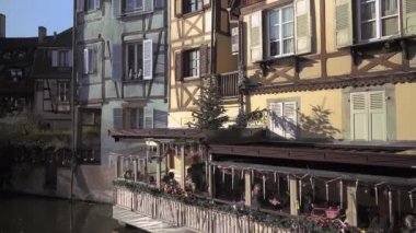 COLMAR, FRANCE - 10 ARALIK 2019: Colmar 'ın ünlü manzaralı bölümü Küçük Venedik' in Noel zamanı