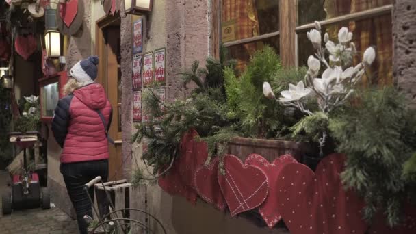 コルマール フランス 2019年12月10日 コルマールのマジッククリスマス時間 フランス全土で最も魅力的で雰囲気のあるクリスマスマーケットの中で カラフルなライト 照明されたファサード — ストック動画