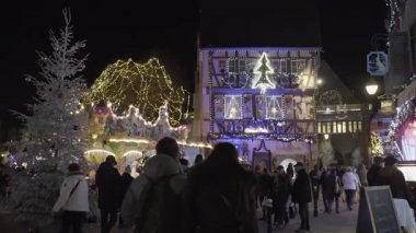 COLMAR, FRANCE 10 ARALIK 2019 Colmar 'da sihirli Noel zamanı. Fransa 'nın en çekici ve atmosferik bölgelerinde. Renkli ışıklar ve projeksiyonlar, aydınlatılmış cepheler, dekorasyon.
