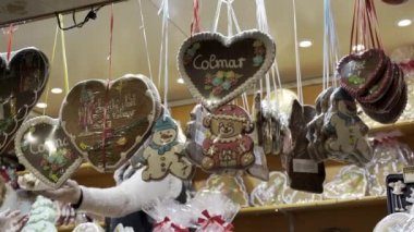 COLMAR, FRANCE 10 ARALIK 2019 Colmar 'da sihirli Noel zamanı. Fransa 'nın en çekici ve atmosferik Noel pazarları arasında. Satılık yerel ürünler ve tatlılar.