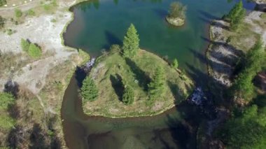 PONTRESINA, SWitzERLAND - 6 Haziran 2015: Morteratsch kampında iki adacık ile havadan uçuş görüntüleri