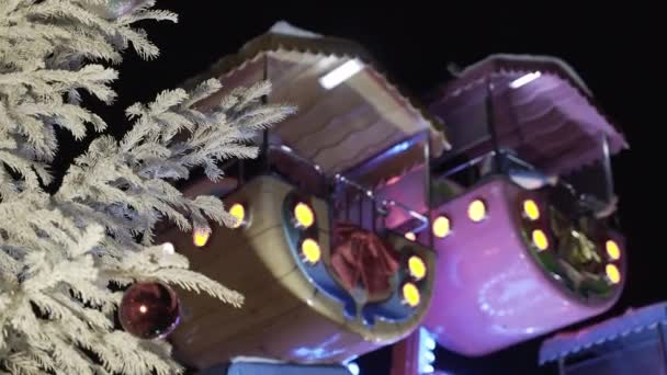 コルマール フランス 2019年12月10日 コルマールのマジッククリスマス時間 フランス全土で最も魅力的で雰囲気の中で カラフルなライト 照明されたファサード カルーセル — ストック動画