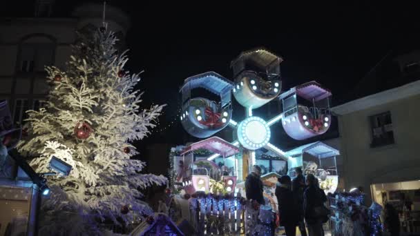 コルマール フランス 2019年12月10日 コルマールのマジッククリスマス時間 フランス全土で最も魅力的で雰囲気の中で カラフルなライト 照明されたファサード カルーセル — ストック動画