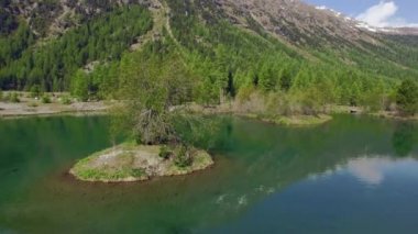 PONTRESINA, SWitzERLAND - 6 Haziran 2015: Göl manzaralı adacık üzerinde dairesel uçuşun ve Morteratsch kampını gösteren hava görüntüleri