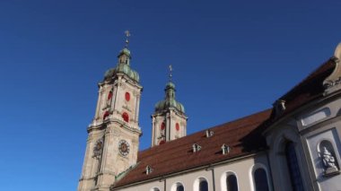 SANKT GALLEN, 7 Mayıs 2020 - St. Gallen, İsviçre 'nin kuzeydoğusundaki Constance Gölü' nün güneyinde yer alan bir şehirdir. İki çan kulesi olan St.Gallus Katedrali - UNESCO mirası.