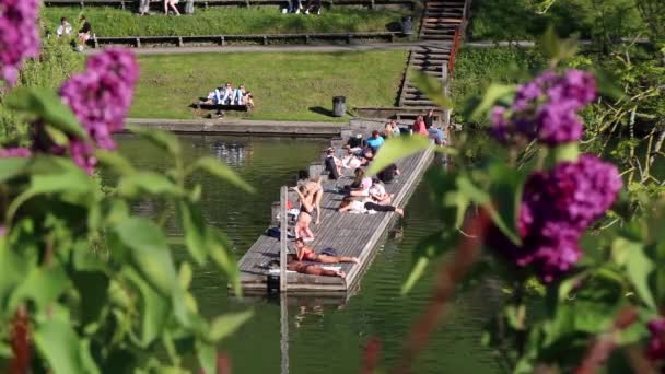 Sankt Gallen Switzerland May 2020 Drei Weieren是位于弗劳登贝格的一个地方娱乐区 有五个浴池 年轻人在池塘边休息 — 图库视频影像