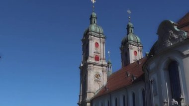 SANKT GALLEN, 7 Mayıs 2020 - St. Gallen, İsviçre 'nin kuzeydoğusundaki Constance Gölü' nün güneyinde yer alan bir şehirdir. İki çan kulesi olan St.Gallus Katedrali 