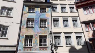 SANKT GALLEN, 7 Mayıs 2020 - St. Gallen, İsviçre 'nin kuzeydoğusundaki Constance Gölü' nün güneyinde yer alan bir şehirdir. Eski şehir merkezinde çeşme ve insanlar yürüyor.