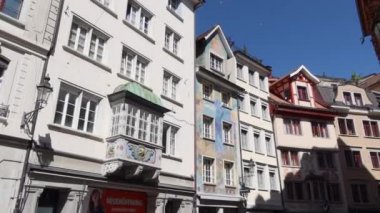 SANKT GALLEN, 7 Mayıs 2020 - St. Gallen, İsviçre 'nin kuzeydoğusundaki Constance Gölü' nün güneyinde yer alan bir şehirdir. Eski şehir merkezinde çeşme ve insanlar yürüyor.