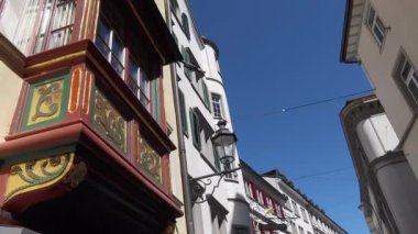 SANKT GALLEN, 7 Mayıs 2020 - St. Gallen, İsviçre 'nin kuzeydoğusundaki Constance Gölü' nün güneyinde yer alan bir şehirdir. Tarihi dekore edilmiş balkonlar eski şehir merkezinde..