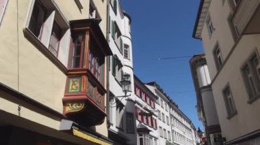 SANKT GALLEN, 7 Mayıs 2020 - St. Gallen, İsviçre 'nin kuzeydoğusundaki Constance Gölü' nün güneyinde yer alan bir şehirdir. Tarihi dekore edilmiş balkonlar eski şehir merkezinde..