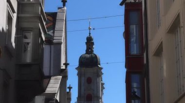 SANKT GALLEN, 7 Mayıs 2020 - St. Gallen, İsviçre 'nin kuzeydoğusundaki Constance Gölü' nün güneyinde yer alan bir şehirdir. Eski kasabanın karanlık ve dar sokaklarında. Bir kız yaklaşıyor..