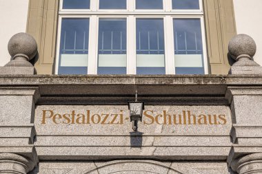 Burgdorf, İsviçre - 9 Mayıs 2020: Pestalozzi Okulu, kurucusu Johann Heinrich Pestalozzi Burgdorf 'ta ilk pedagojik yöntemlerini geliştirdi