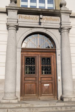 Burgdorf, İsviçre - 9 Mayıs 2020: Pestalozzi Okulu, kurucusu Johann Heinrich Pestalozzi Burgdorf 'ta ilk pedagojik yöntemlerini geliştirdi
