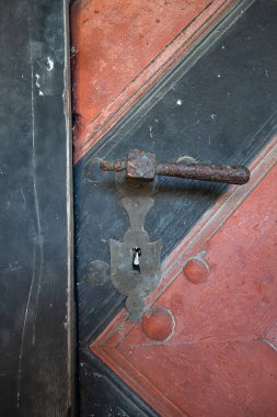 Burgdorf, İsviçre - 9 Mayıs 2020: Siyah ve kırmızı boyalı kale kapısında bir ortaçağ kancası.