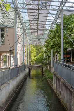 Burgdorf, İsviçre - 9 Mayıs 2020: Dorfbach Oberburg deresi de şehir binaları arasında akar