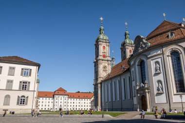 SANKT GALLEN, 7 Mayıs 2020 - St. Gallen, İsviçre 'nin kuzeydoğusundaki Constance Gölü' nün güneyinde yer alan bir şehirdir. İki çan kulesi olan St.Gallus Katedrali - UNESCO mirası.